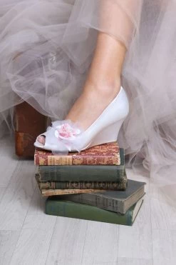 The Perfect Bridal Company Bruidsschoenen Flora Satijn -Droom Trouwjurk flora satin with apple pink img 4467 1