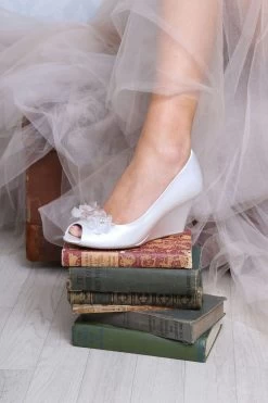 The Perfect Bridal Company Bruidsschoenen Flora Satijn -Droom Trouwjurk flora with damson img 4466 1