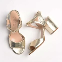 Content Cassia Champagne Bruidsschoenen -Droom Trouwjurk moments by content cassia champagne 3