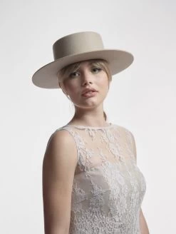 Poirier HT-310-Sand Hoed -Droom Trouwjurk poirier ht 310 sand hat 3