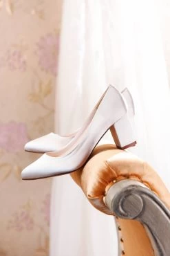 Rainbow Club Debora Bruidsschoenen -Droom Trouwjurk rainbow club debora ivory satin pls c