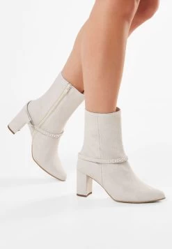 Fiarucci Bridal Sheyla Bruidsschoenen -Droom Trouwjurk sheyla off white suede leather pearls